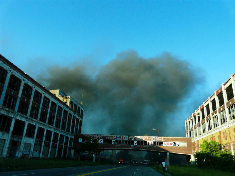 Illustration for article titled Abandoned Detroit Packard Auto Plant Catches Fire
